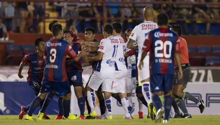 Jugadores de Atlante y Pachuca, en bronca