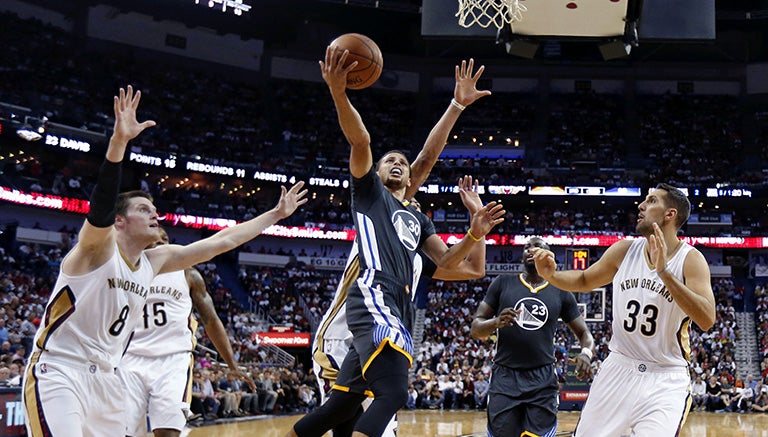 Curry busca encestar en el duelo contra los Pelicans