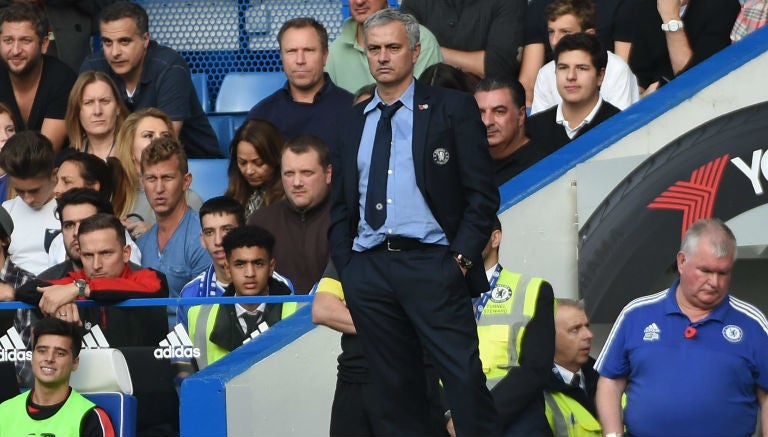 Mourinho observa un juego del Chelsea