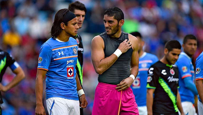 Corona se duele de su brazo ante la mirada de Flores