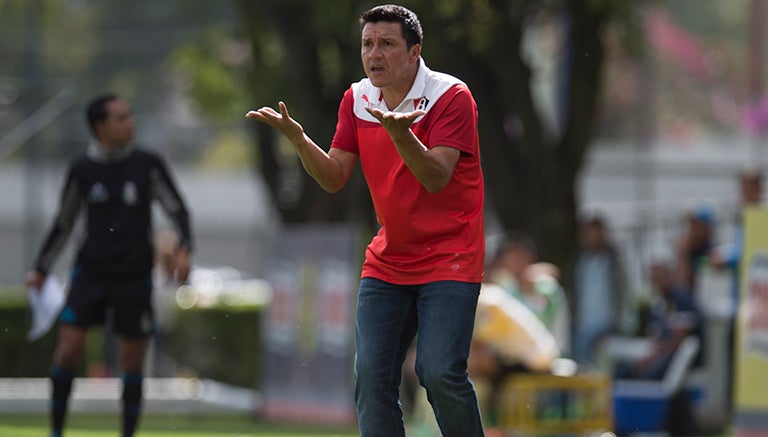 Castillo da instrucciones en el banquillo rojinegro