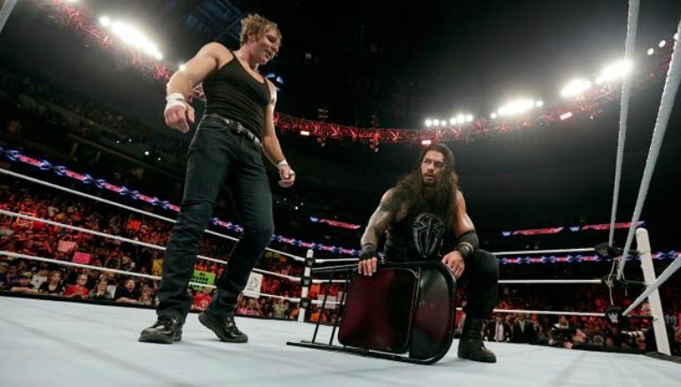 Roman Reigns y Dean Ambrose después del combate