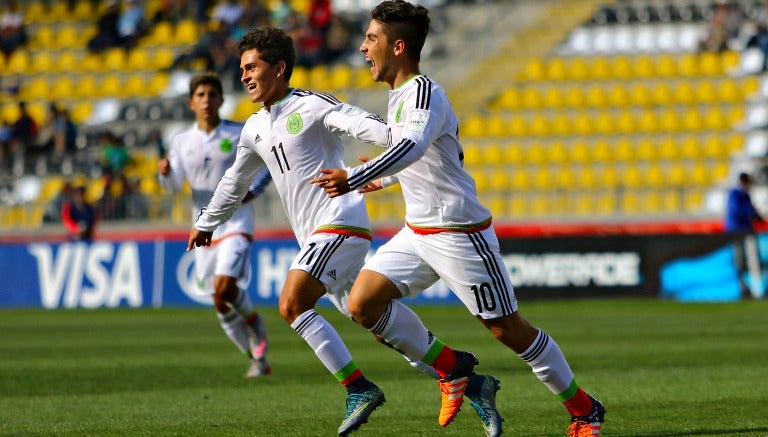 Kevin Escamilla y Claudio Zamudio celebrando la primera anotación del Tri