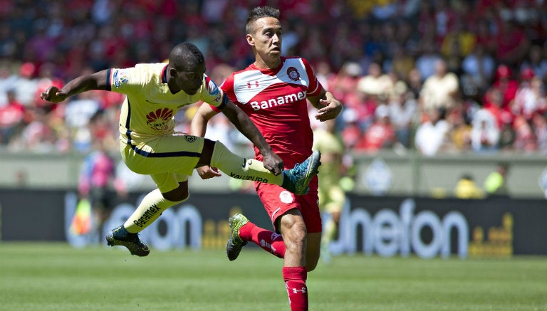 Darwin Quintero saca disparo en juego contra Toluca