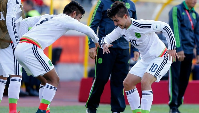 López y Zamudio bailando tras la anotación mexicana