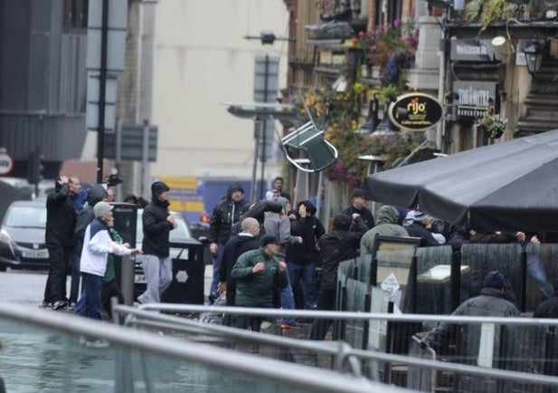 Sillas vuelan durante un conflicto en Manchester