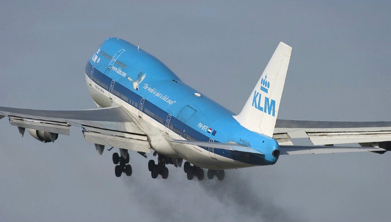 Avión despide humo en la parte baja