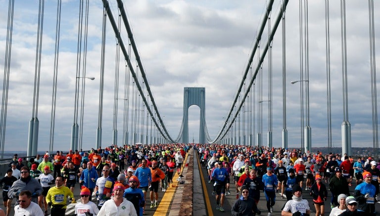 Corredores participan en el Maratón de NY