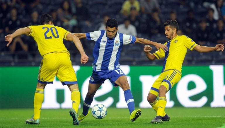 Corona intenta pasar a la defensa del Maccabi 