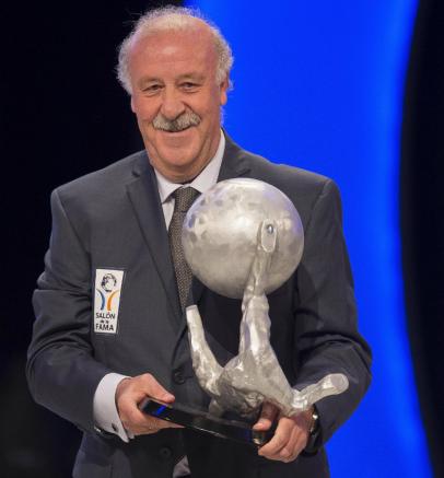 Del Bosque posa con galardón de miembro del Salón de la Fama