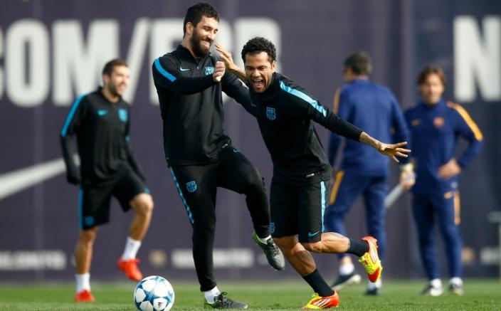 Turan y Alves bromean durante el entrenamiento previo a Champions