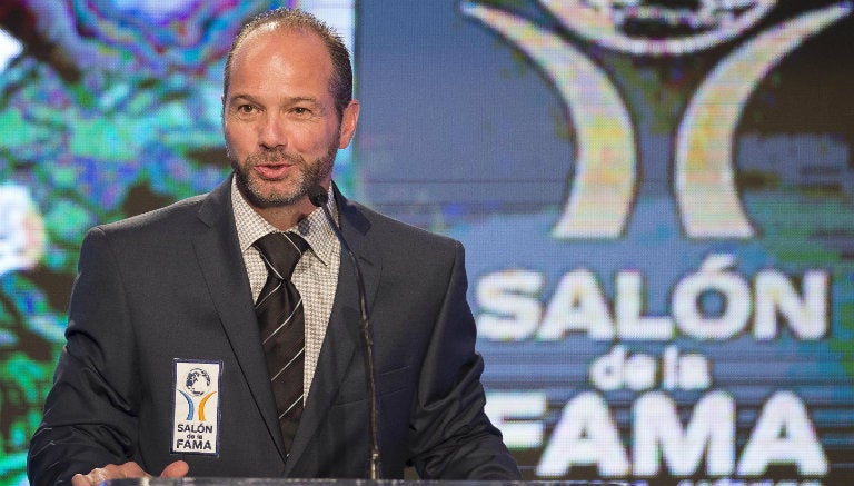 Luis García da discurso, tras ingresar al Salón de la Fama 