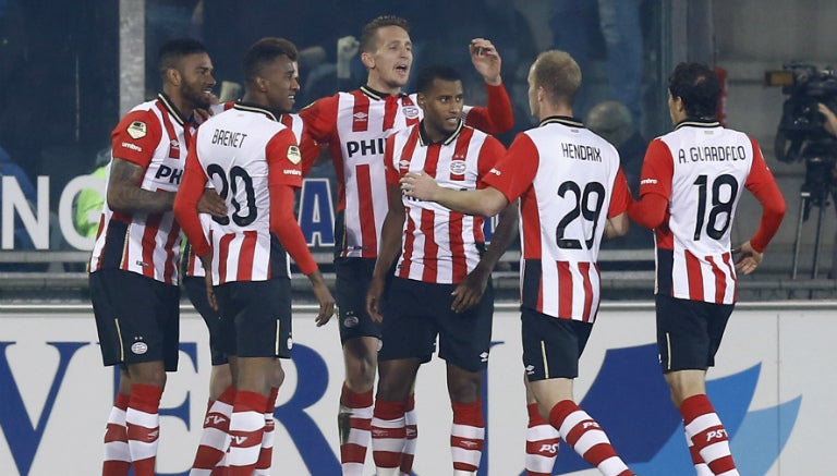 Futbolistas del PSV festejan un tanto conseguido