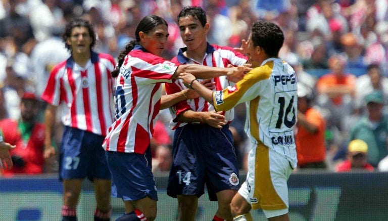 Palencia y Bravo dialogan durante la Final del Apertura 2004