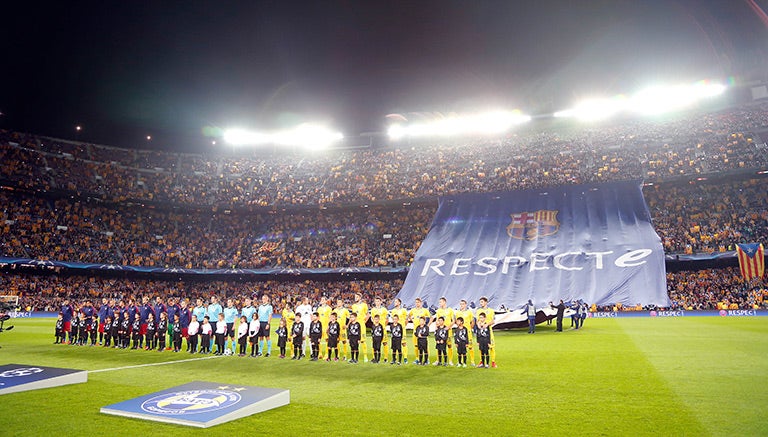 Afición del Barcelona despliega manta con la leyenda 'Respecte'