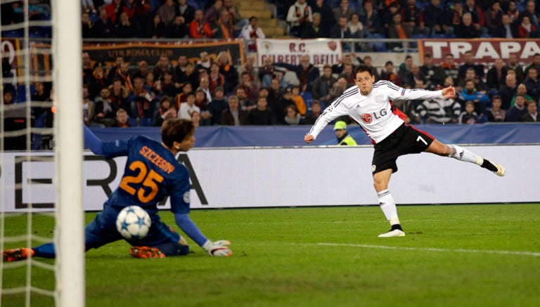 Chicharito tira para conseguir su gol contra la Roma