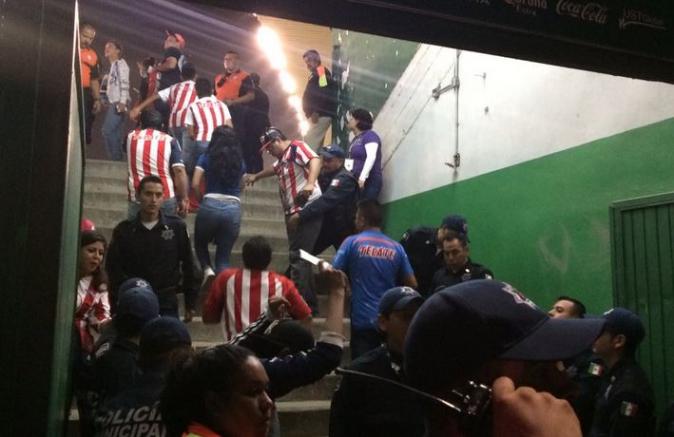 Aficionados de Chivas entrando al Estadio León