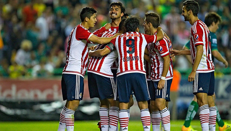 Jugadores de Chivas celebran el gol 