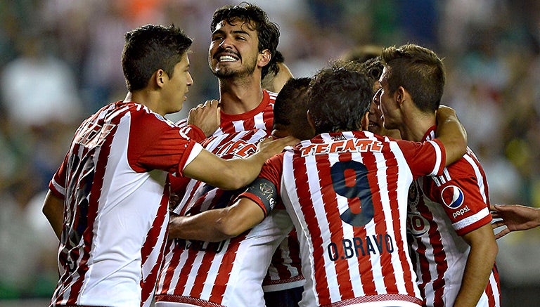 Alanís, festejando con sus compañeros tras anotar el gol contra León