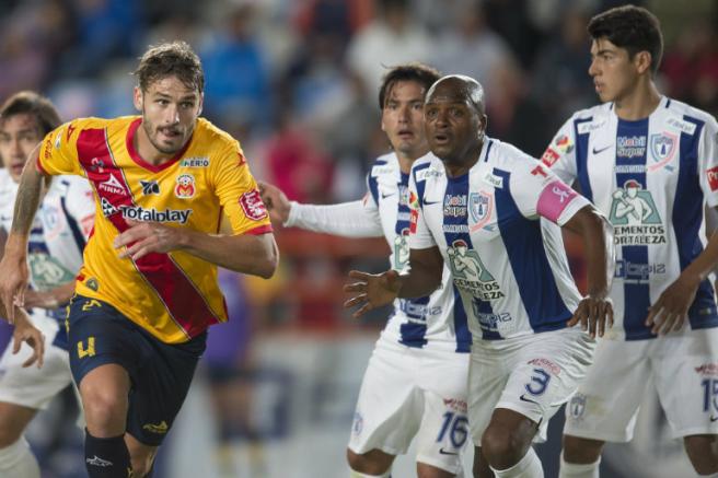 Torsiglieri compite por un balón en juego contra Pachuca