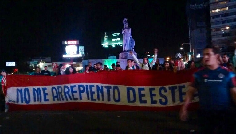 Aficionados de Chivas festejando en La Minerva