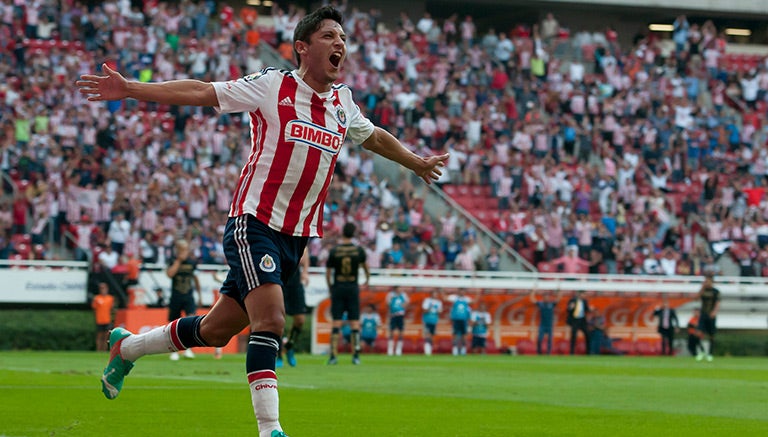 Ángel Reyna en un partido con Chivas