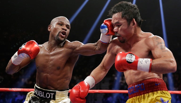 Mayweather conecta un golpe contra Manny Pacquiao