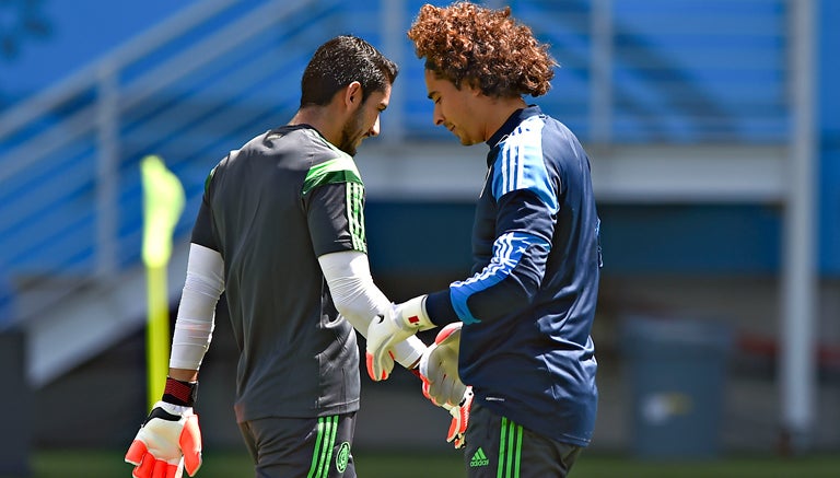 Corona y Ochoa durante un entrenamiento con el Tri