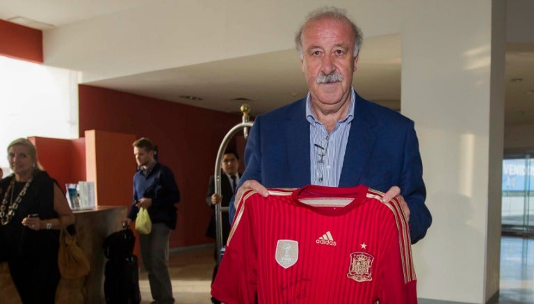 Vicente del Bosque sostiene la playera de la Selección de España