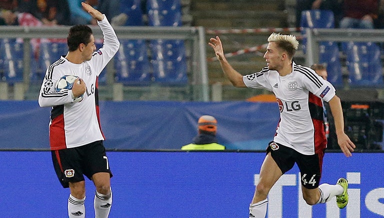 Chicharito celebra el gol contra la Roma