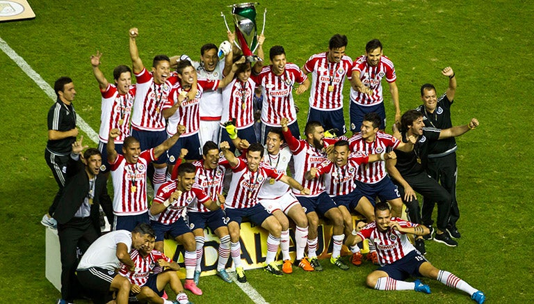 Jugadores de Chivas celebran el título de Copa MX 