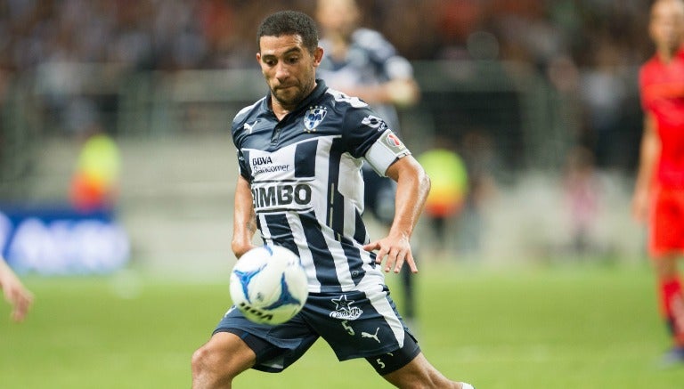 Walter Gargano pelea un balón