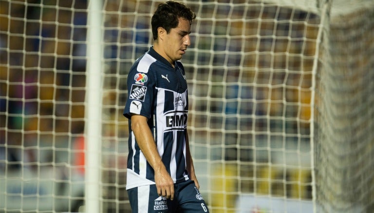 Efraín Juárez en un partido de Rayados