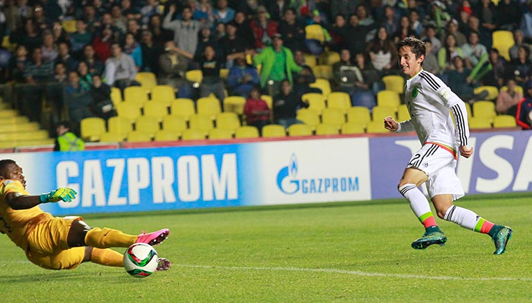 Momento en que Cortés define su gol