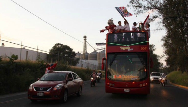 Jugadores de Chivas durante la caravana a La Minerva