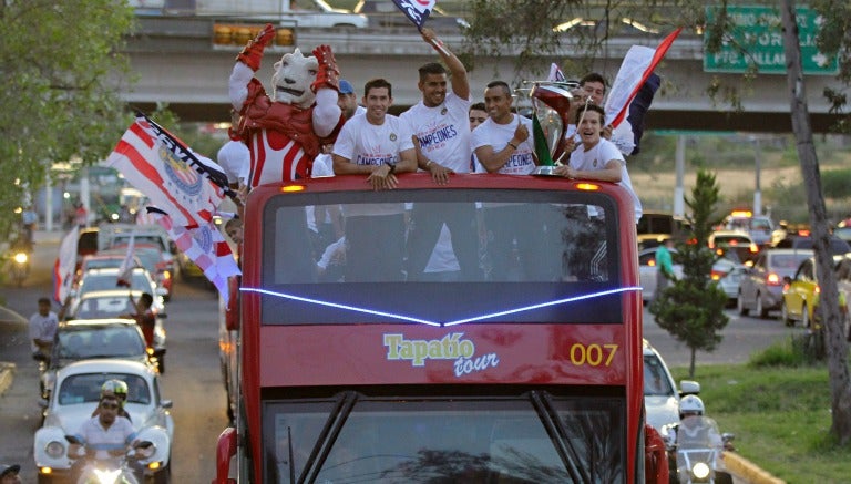 Jugadores de Chivas festejan título de Copa MX