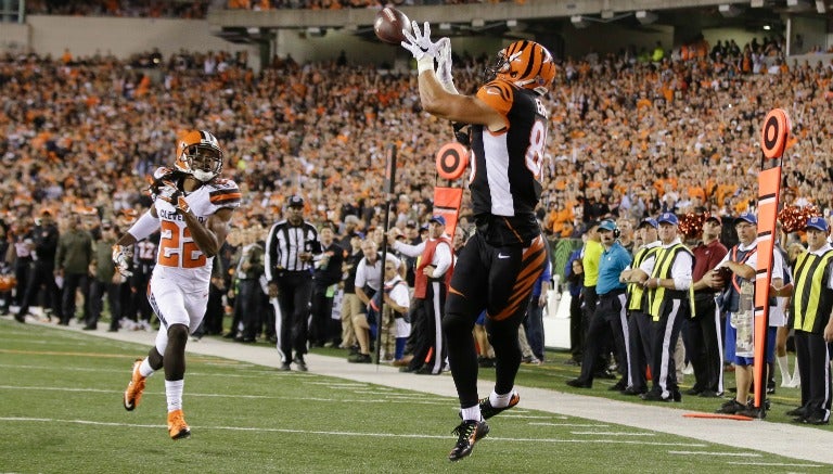 Eifert recibe pase para touchdown de Dalton