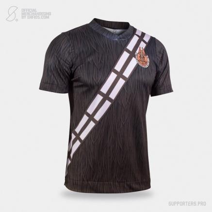 La camiseta con estilo Chewbacca luce al Halcón Milenario como su escudo