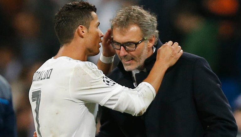 Cristiano le dice algo al oído a Laurent Blanc