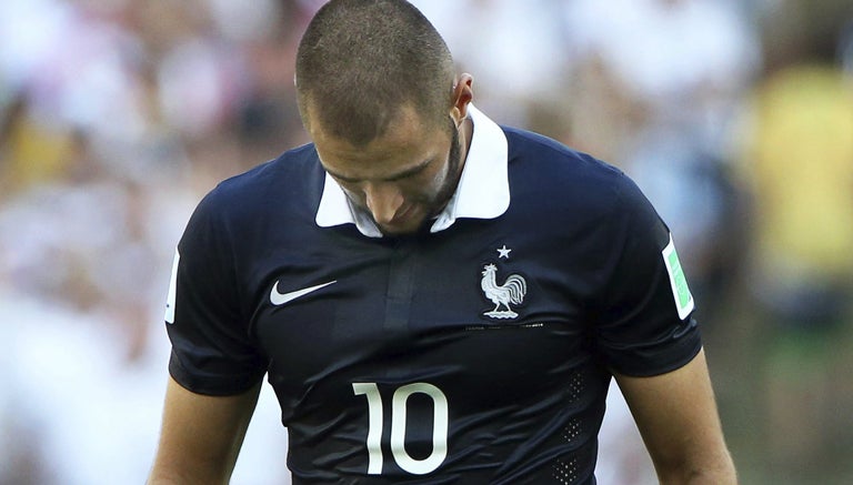 Benzema, cabizbajo durante un partido con Francia