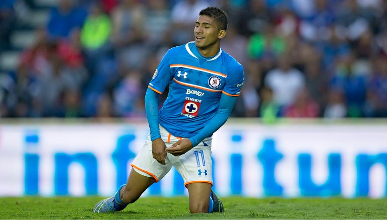 Joao Rojas se lamenta en un duelo con Cruz Azul