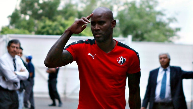 Felipe Baloy con el uniforme de concentración de Atlas