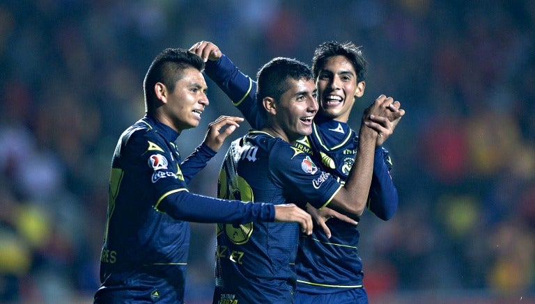 Los jugadores de Morelia festejan un gol