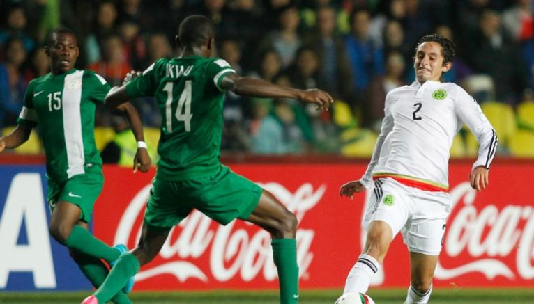 Cortés pelea un balón durante el partido frente a Nigeria