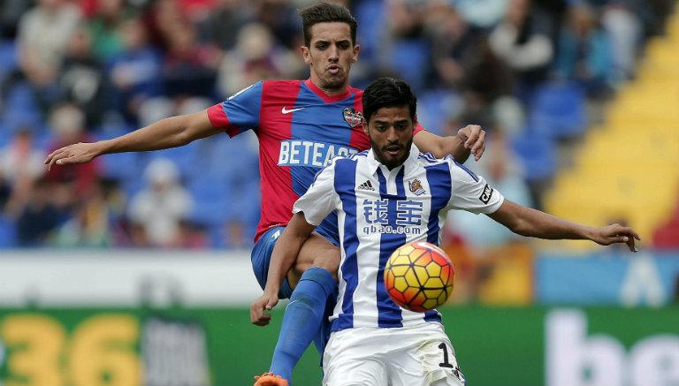 Carlos Vela disputa un balón en partido de la Real Sociedad