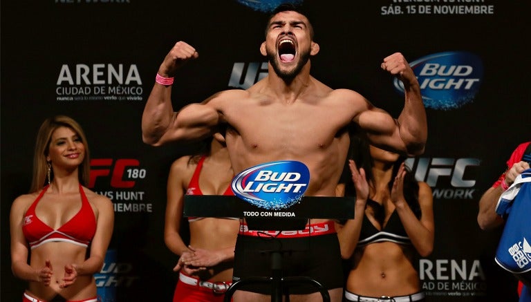 Kelvin Gastelum en el pesaje de UFC 180 en México