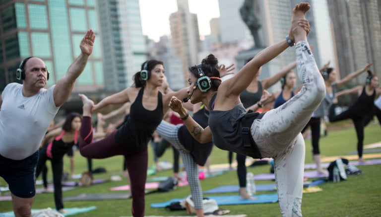 Grupo de personas practican yoga