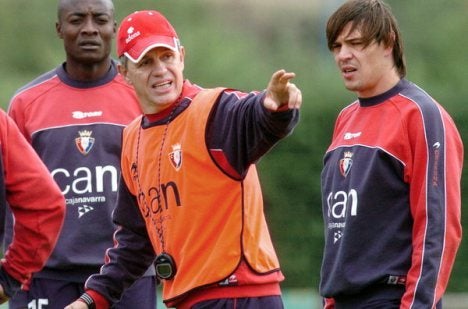 El técnico mexicano en un entrenamiento del Osasuna