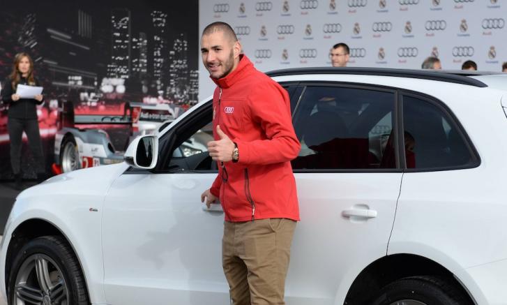 Karim presume auto que le regaló el Real Madrid