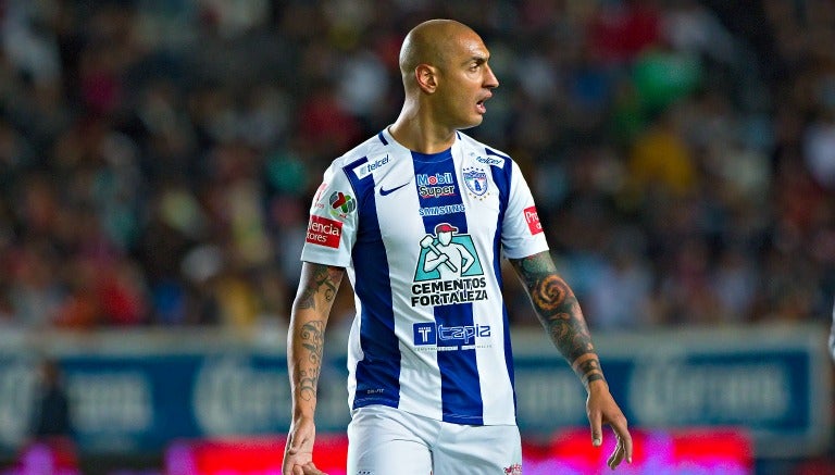 Nahuelpán durante un partido de Pachuca